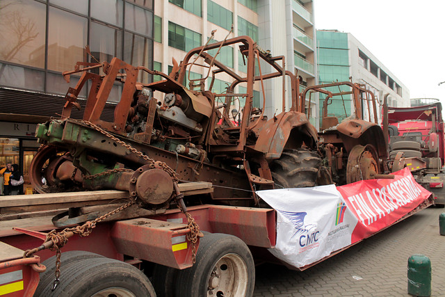 Camioneros del sur inician su viaje con 14 vehículos quemados a Santiago