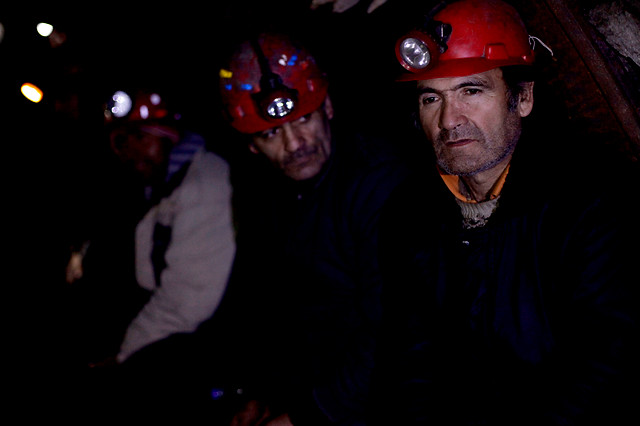 Mineros de Curanilahue radicalizan protesta y bajan 400 metros