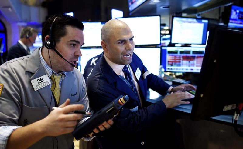 Wall Street reduce a la mitad las pérdidas dos horas después de la apertura