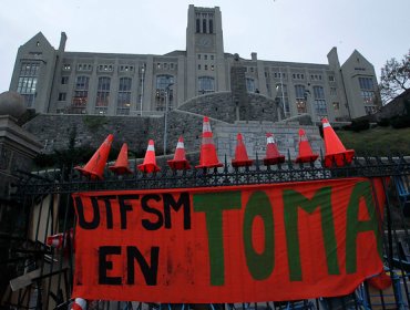 Estudiantes se toman casa central de la Universidad Técnica Federico Santa María