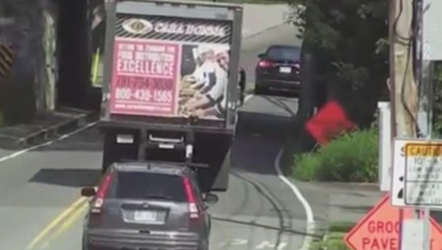 Video: Calculó mal y destruyó violentamente su camión en paso bajo nivel
