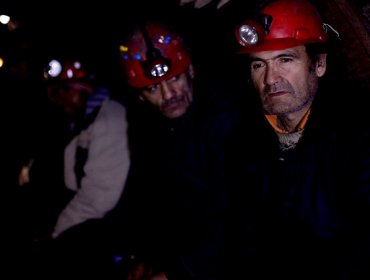 Mineros de Curanilahue radicalizan protesta y bajan 400 metros