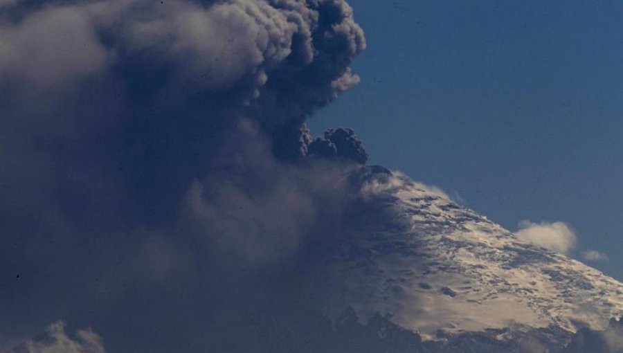 Reparten miles de mascarillas ante emisiones de ceniza de volcán ecuatoriano