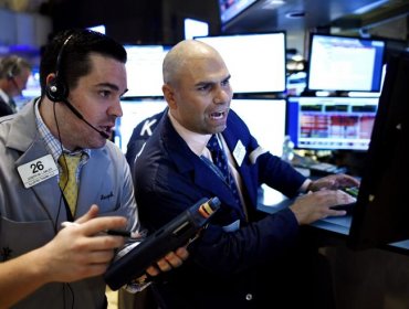 Wall Street reduce a la mitad las pérdidas dos horas después de la apertura