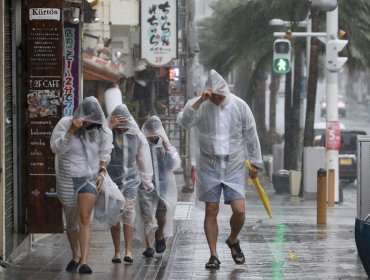 El tifón Goni causa ocho heridos a su paso por las islas del sur de Japón