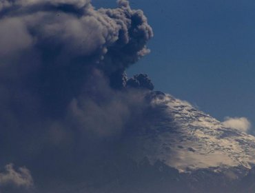 Reparten miles de mascarillas ante emisiones de ceniza de volcán ecuatoriano