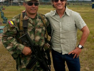 Tom Cruise visita una guarnición militar colombiana en la Amazonía