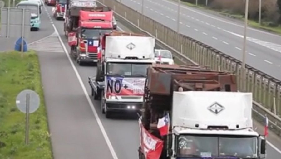 Video: Imágenes de la caravana que camioneros están realizando camino a Santiago.