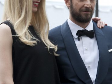 Claudia Schiffer luce mejor que nunca a sus 45 años