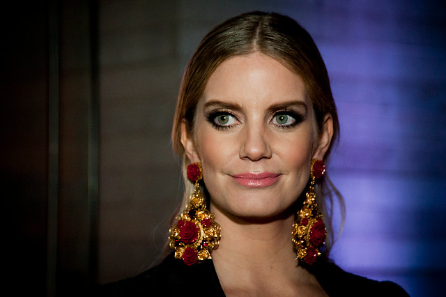 Javiera Acevedo se luce con impactantes aros en la gala de SANFIC