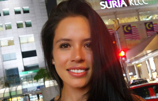 Angie Alvarado vuelve a Chile con infartante y bronceado escote