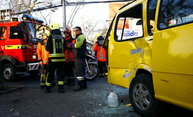 Camioneta protagoniza colisión con bus escolar en La Pintana