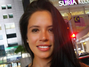 Angie Alvarado vuelve a Chile con infartante y bronceado escote