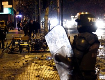 Manifestantes intentaron quemar micro en frontis de Liceo de Aplicación