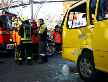 Camioneta protagoniza colisión con bus escolar en La Pintana