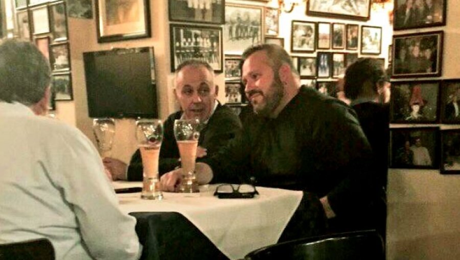 Hijo de Bachelet es captado en bar rodeado de fotos de Pinochet