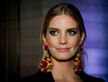 Javiera Acevedo se luce con impactantes aros en la gala de SANFIC