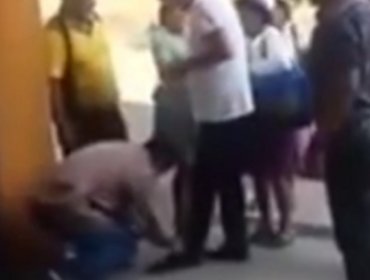 Video: ¡Que humillante! Evo Morales le ordena a asesor que le amarre los cordones de los zapatos