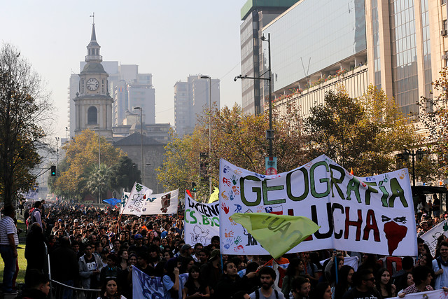 Autorizan marcha de la Confech, pero no llegará al centro por los camioneros