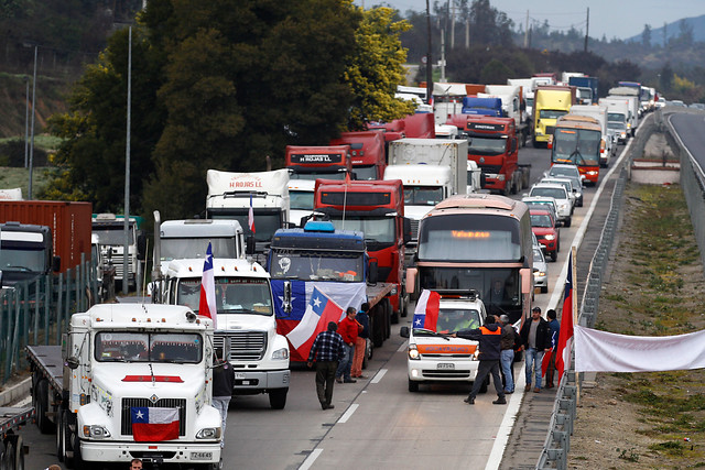 Galería de Imágenes: Camioneros en peaje de Angostura