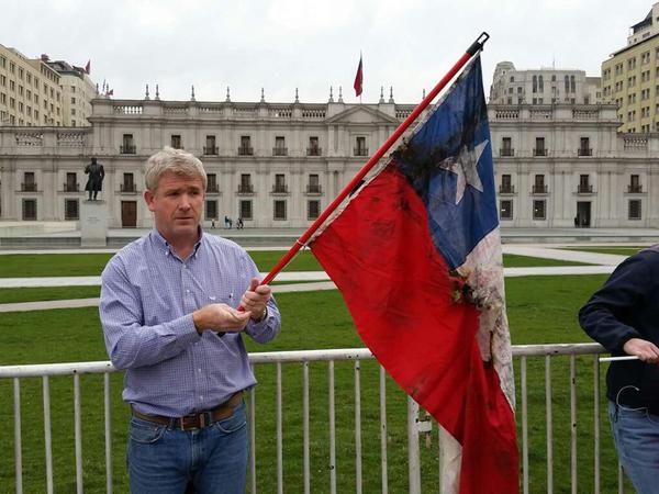 Incidentes fuera de La Moneda entre Jorge Luchsinger y comuneros mapuche