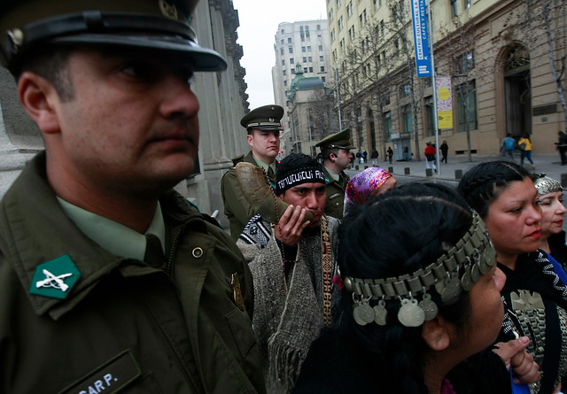 Tensión frente a La Moneda por protestas de camioneros y de mapuche