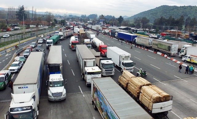 Camioneros valoran mea culpa de Burgos e insisten en llegar a Santiago