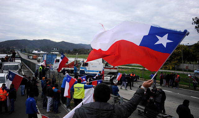 Camioneros realizan cortes intermitentes de tránsito en la Ruta 68