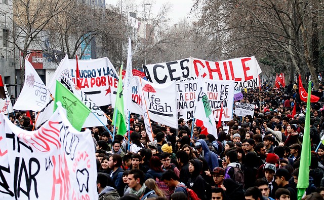 Marcha de la Confech finaliza con enfrentamientos entre FF.EE. y encapuchados