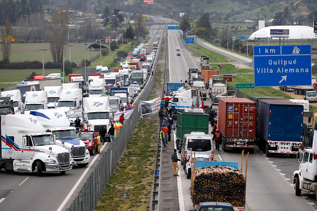 Camioneros son autorizados para ingresar a Santiago