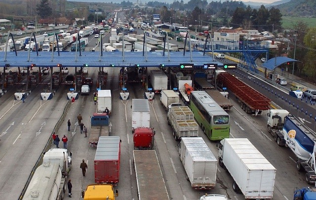 Habría ofrecimiento del Gobierno para ingresar camiones a Santiago