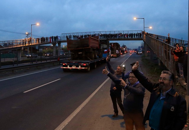 Camiones reciben apoyo multitudinario durante su recorrido