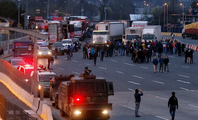 Camioneros anuncian bloqueos de ruta ante prohibición de ingreso a Santiago