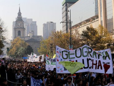 Autorizan marcha de la Confech, pero no llegará al centro por los camioneros