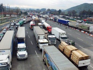 Camioneros valoran mea culpa de Burgos e insisten en llegar a Santiago