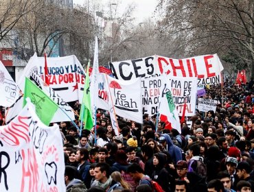 Marcha de la Confech finaliza con enfrentamientos entre FF.EE. y encapuchados