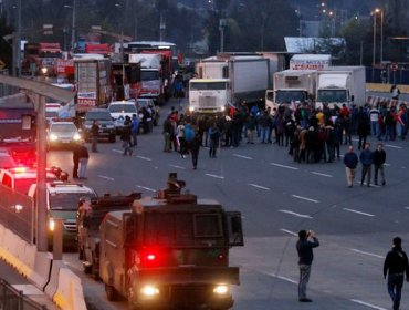 Camioneros anuncian bloqueos de ruta ante prohibición de ingreso a Santiago