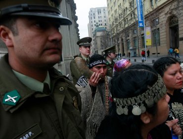 Tensión frente a La Moneda por protestas de camioneros y de mapuche