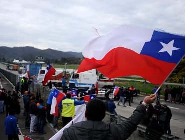 Camioneros realizan cortes intermitentes de tránsito en la Ruta 68