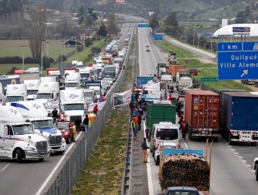 Camioneros son autorizados para ingresar a Santiago