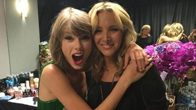 Taylor Swift canta la recordada canción Smelly Cat junto a Phoebe Buffay de Friends