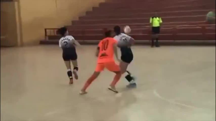 Video: La criminal patada de una jugadora de futsal femenino