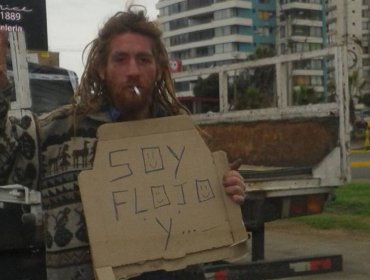 Joven sorprende en Iquique al admitir que es flojo y pide dinero en la calle