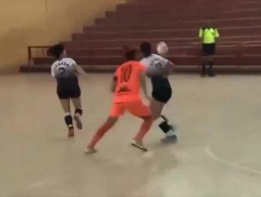 Video: La criminal patada de una jugadora de futsal femenino