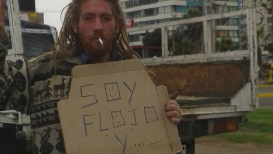 Joven sorprende en Iquique al admitir que es flojo y pide dinero en la calle