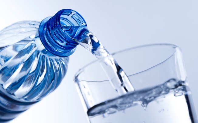 Bebe medio litro de agua antes de comer y elimina los kilos demás