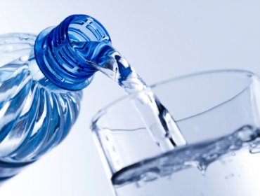 Bebe medio litro de agua antes de comer y elimina los kilos demás