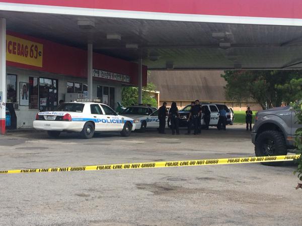 Asesinado a tiros un alguacil en una gasolinera en Houston Estados Unidos