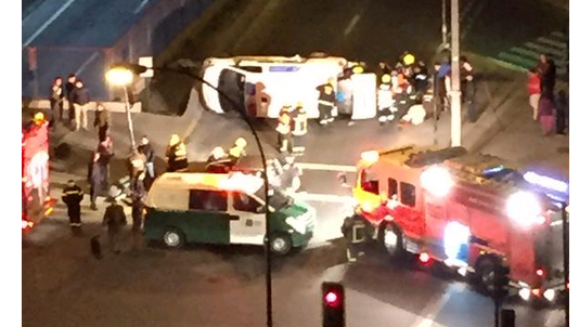 Estación Central: Seis personas lesionadas en accidente que terminó con ambulancia volcada