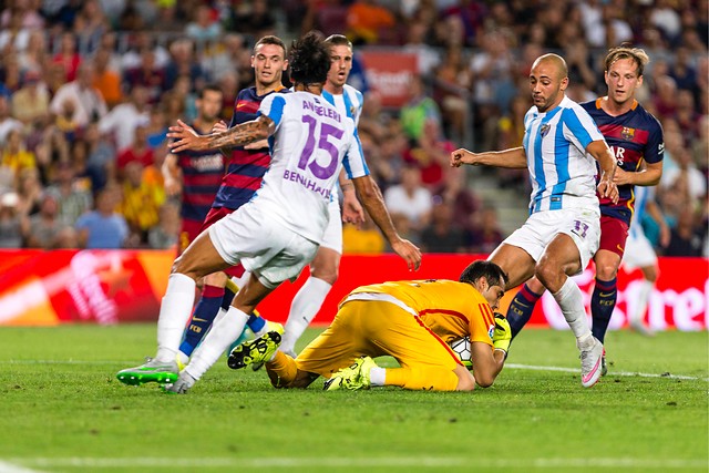 España: FC Barcelona y Bravo ganaron sobre el final a un porfiado Málaga